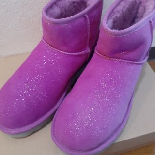 アグ(UGG)の☆UGG　ムートンショートブーツクラッシックミニ 24cmピンクラメ入　新品☆(ブーツ)