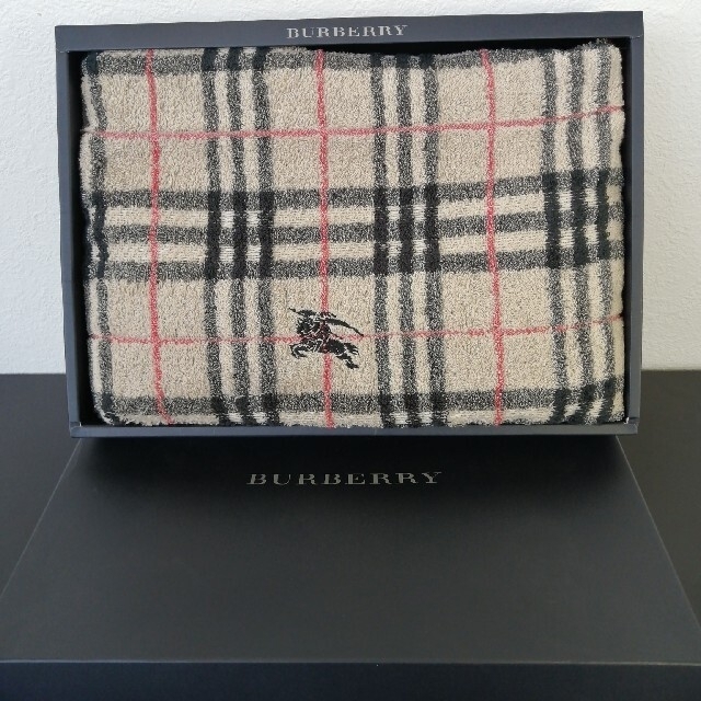 R87 BURBERRY バスタオル 未使用　箱あり インテリア/住まい/日用品の日用品/生活雑貨/旅行(タオル/バス用品)の商品写真