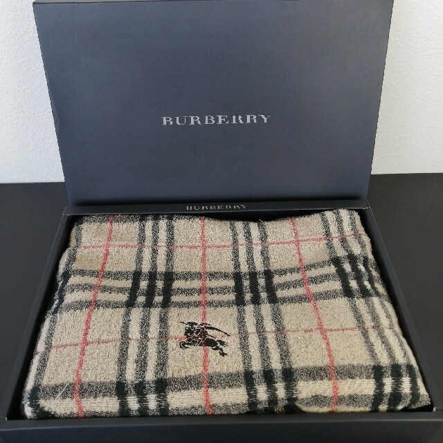 R87 BURBERRY バスタオル 未使用　箱あり インテリア/住まい/日用品の日用品/生活雑貨/旅行(タオル/バス用品)の商品写真