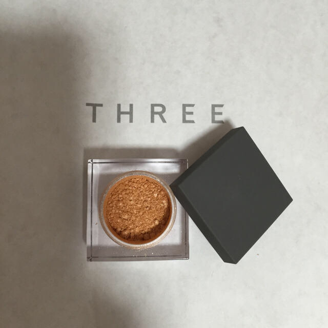 THREE(スリー)の【THREE】シマリング カラーヴェール コスメ/美容のベースメイク/化粧品(アイシャドウ)の商品写真