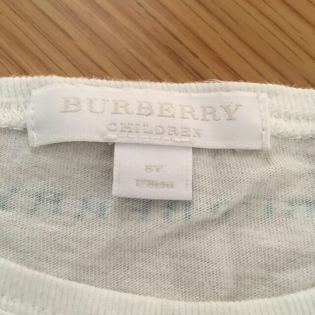 BURBERRY(バーバリー)のバーバリー kids 8y 後ろにロゴ　匿名配送 キッズ/ベビー/マタニティのキッズ服女の子用(90cm~)(Tシャツ/カットソー)の商品写真