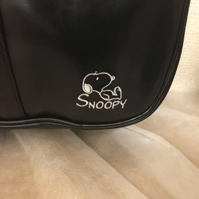 SNOOPY(スヌーピー)のスヌーピー合皮スクールバッグ黒　￥５９００→￥2200 レディースのバッグ(ショルダーバッグ)の商品写真