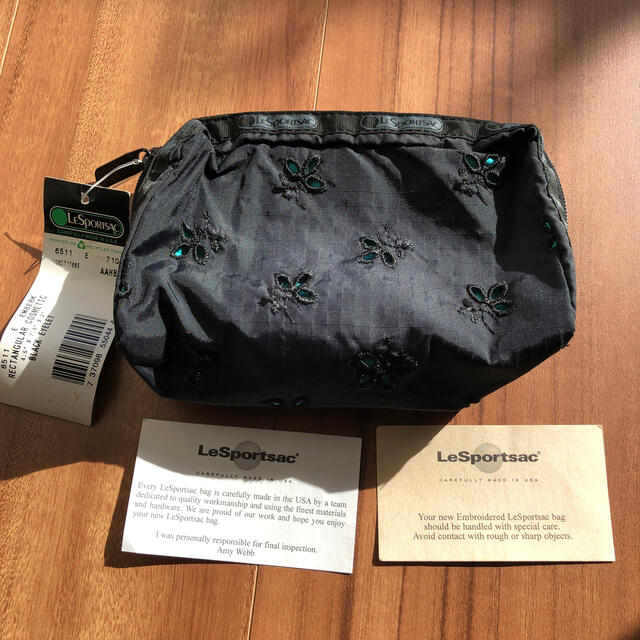 LeSportsac(レスポートサック)の未使用　黒と花柄のレスポートサック ポーチ レディースのファッション小物(ポーチ)の商品写真