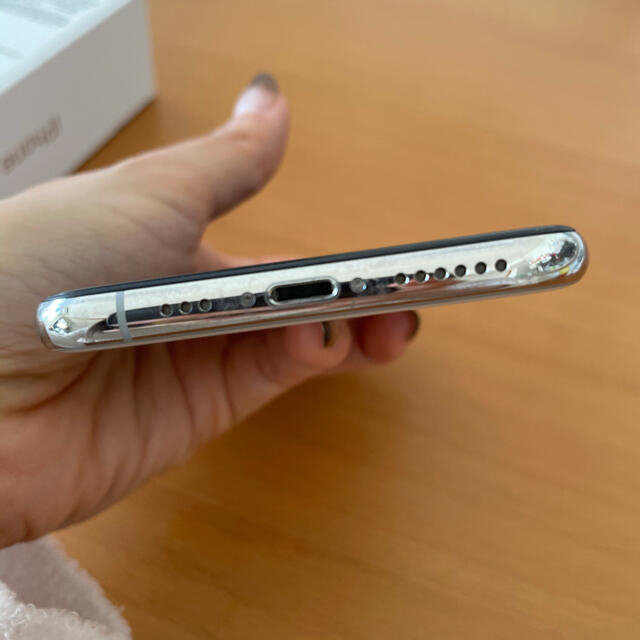 Apple(アップル)のiPhone Xs 64 シルバー　ケース4つ付き スマホ/家電/カメラのスマートフォン/携帯電話(スマートフォン本体)の商品写真