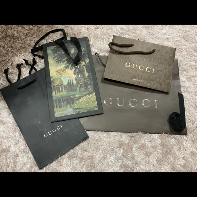 Gucci(グッチ)のグッチ　ショップ袋　紙袋　4枚　リボン付き レディースのバッグ(ショップ袋)の商品写真