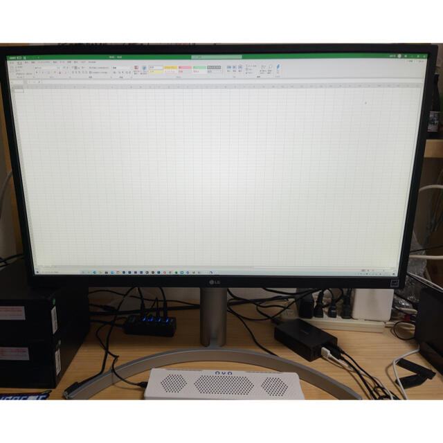 LG E - LG 27UL550-W IPS 4K モニター 美品 送料込の通販 by ゆたかな