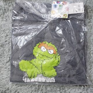 ユニクロ(UNIQLO)の【値下げ】ユニクロ　カウズ　セサミストリート　Tシャツ(Tシャツ(半袖/袖なし))