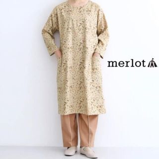 メルロー(merlot)のmerlot新品タグ付き 「レーズンブレットドット」柄ワンピース ベージュ(ロングワンピース/マキシワンピース)