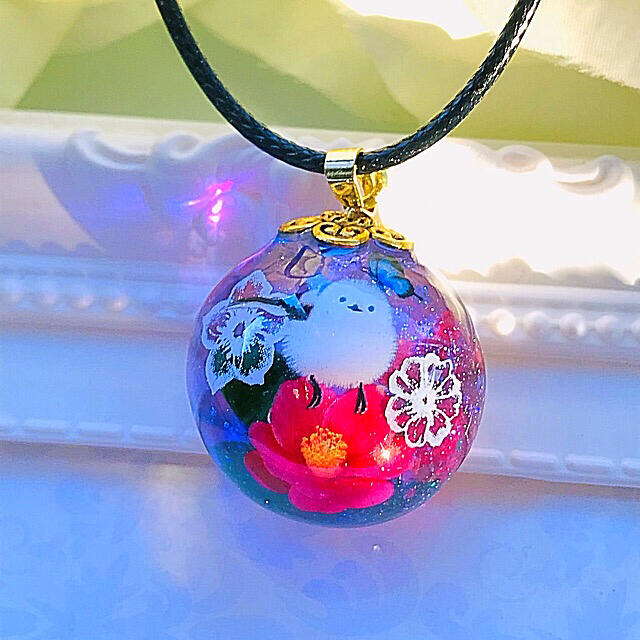 No.936 椿の花&シマエナガちゃんラウンド型ネックレスリバーシブル1380円 No.1231 宝物みつけた☆シマエナガちゃんタマゴ型ネックレスリバーシブル