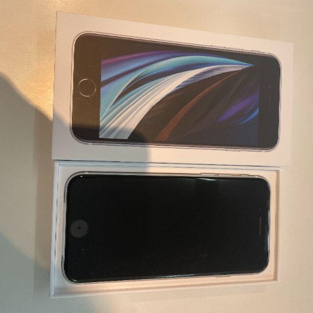 Apple(アップル)の新品 SIMフリー iphone SE2 64GB ホワイト スマホ/家電/カメラのスマートフォン/携帯電話(スマートフォン本体)の商品写真