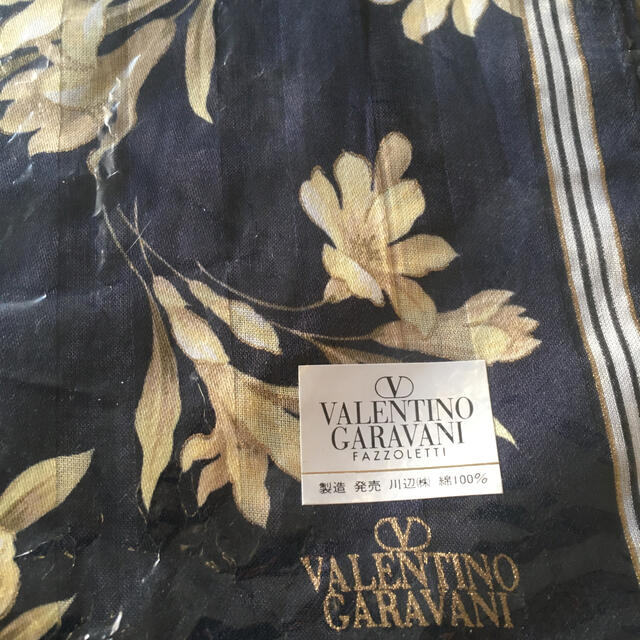 VALENTINO(ヴァレンティノ)のハンカチ　46センチ✖️46センチ バレンチノ レディースのファッション小物(ハンカチ)の商品写真