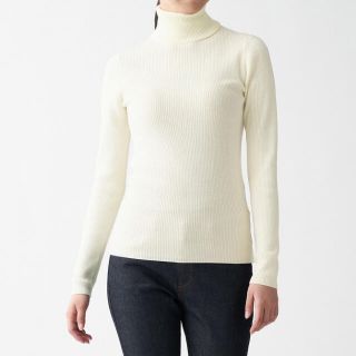 ムジルシリョウヒン(MUJI (無印良品))の＊新品＊無印 首のチクチクをおさえたリブタートルネック洗えるセーター M オフ白(ニット/セーター)