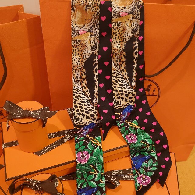 Hermes(エルメス)の２本：エルメス ジャングルラブラブ ツイリー 2020年バレンタイン 黒×ピンク レディースのファッション小物(バンダナ/スカーフ)の商品写真