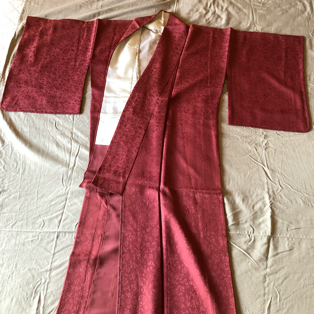 女性着物 絹 袷 赤系 (家紋:丸に違い矢）和服 和装 日本製■長期保管未使用品