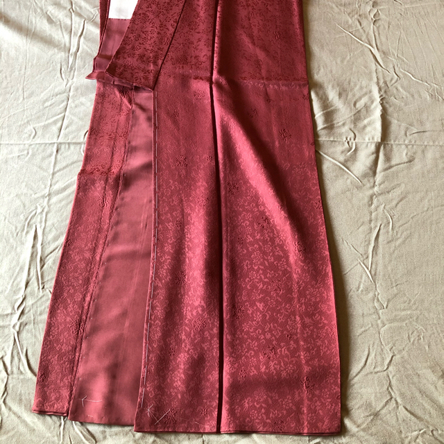 女性着物 絹 袷 赤系 (家紋:丸に違い矢）和服 和装 日本製■長期保管未使用品