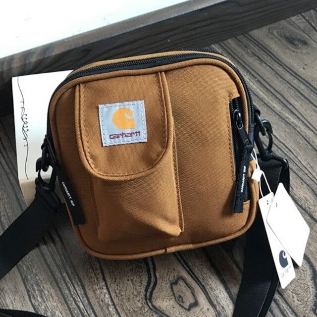 carhartt(カーハート)のカーハートショルダーバッグ　ブラック　外タグ内タグつき　新品未使用 レディースのバッグ(ショルダーバッグ)の商品写真