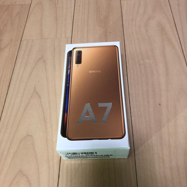 Galaxy(ギャラクシー)のGalaxy A7 ゴールド 64 GB スマホ/家電/カメラのスマートフォン/携帯電話(スマートフォン本体)の商品写真