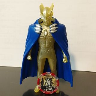 ウルトラマンゼロ　ゼロ爆誕ver.とウルトラマンゼロマントのセット　メダルつき(キャラクターグッズ)