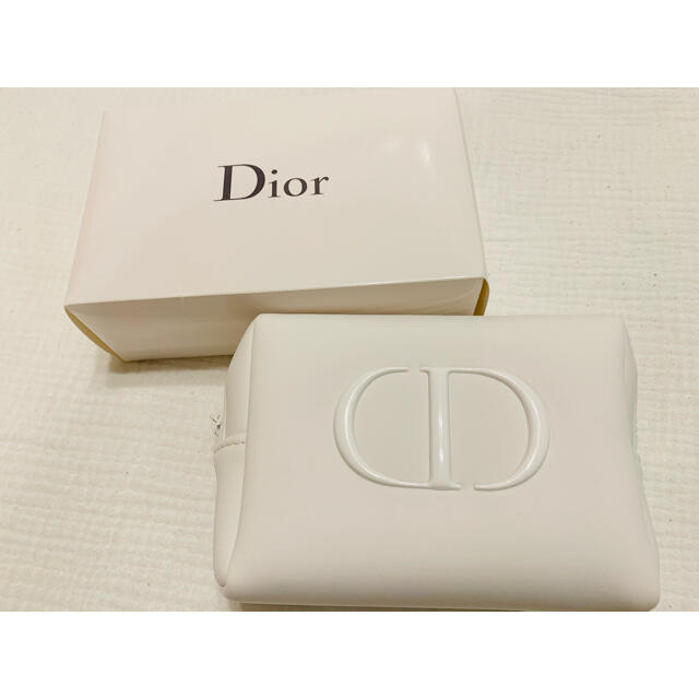 Dior(ディオール)の新品未使用　Dior ふわふわホワイトポーチ レディースのファッション小物(ポーチ)の商品写真
