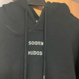 コモリ(COMOLI)のkudos パーカー　2019ss 黒(パーカー)