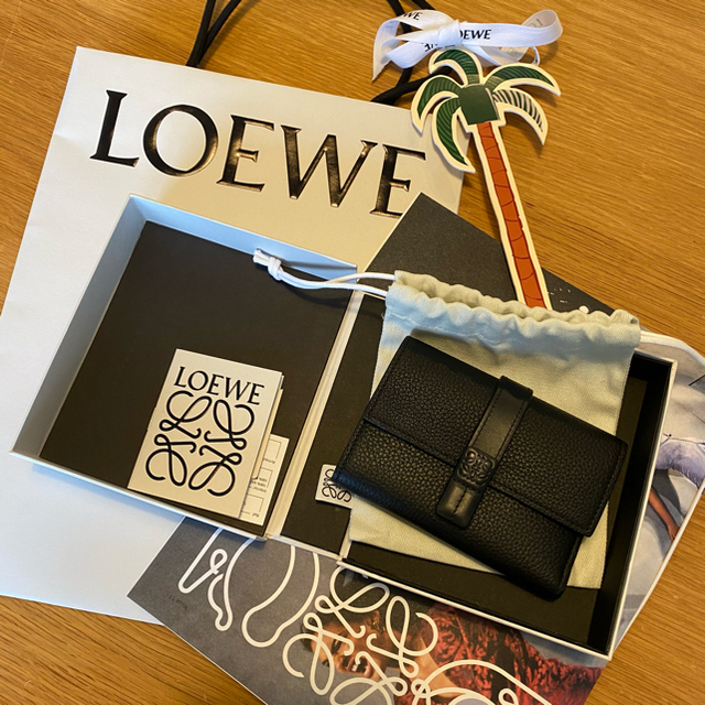 LOEWE(ロエベ)の【一時値下】　ロエベ  スモール バーティカルウォレット　ブラック レディースのファッション小物(財布)の商品写真