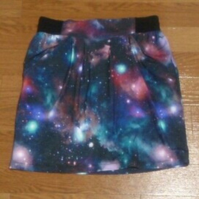 SPINNS(スピンズ)の宇宙柄タイトスカート レディースのスカート(ミニスカート)の商品写真