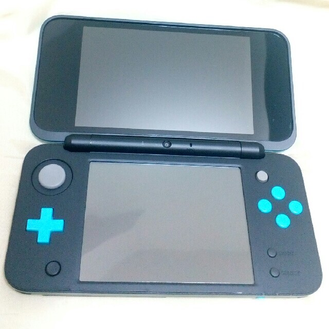 ニンテンドー2DS(ニンテンドー2DS)のnew2dsll 本体 ブラックターコイズ  《3DS本体　2DS本体》 エンタメ/ホビーのゲームソフト/ゲーム機本体(携帯用ゲーム機本体)の商品写真