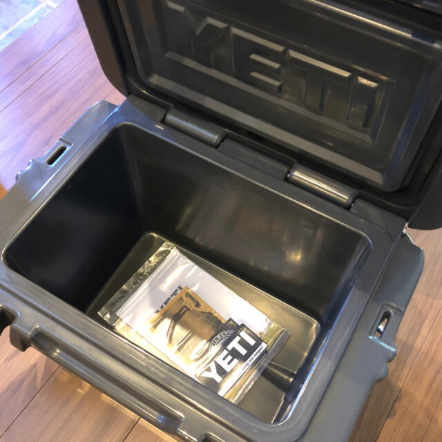 新品】限定カラー YETI クーラーボックスROADIE20 チャコールグレーの