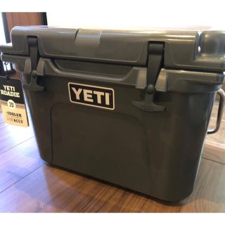 【新品】限定カラー YETI クーラーボックスROADIE20 チャコールグレー(その他)