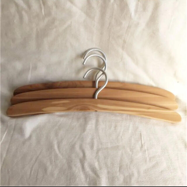 MUJI (無印良品) - 無印良品 木製ハンガー(廃盤)3本セットの MUJI (無印良品) - 無印良品 木製ハンガー(廃盤)3本セットの