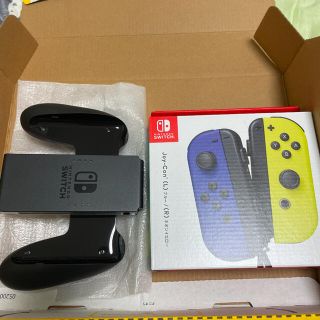 ニンテンドースイッチ(Nintendo Switch)のジョイコン　新品未開封 （L)ブルー/(R)ネオンイエロー 任天堂純正品グリップ(その他)