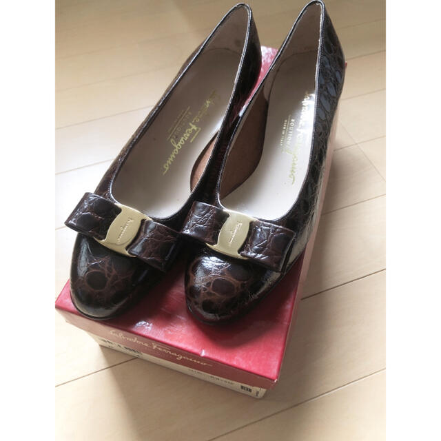 新品未使用】Ferragamo VARA BROWN CROCOフェラガモ - ハイヒール/パンプス