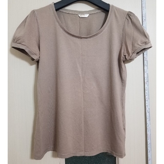 ユニクロ(UNIQLO)のベージュ　Tシャツ(Tシャツ(半袖/袖なし))