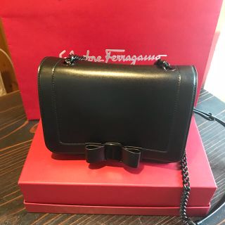 フェラガモ(Ferragamo)のほぼ新品 フェラガモ  リボン ショルダー 斜めがけ バック クリスマスプレゼン(ショルダーバッグ)