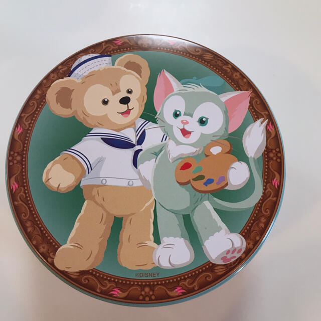 Disney(ディズニー)のディズニー　ダッフィー　缶 エンタメ/ホビーのおもちゃ/ぬいぐるみ(キャラクターグッズ)の商品写真