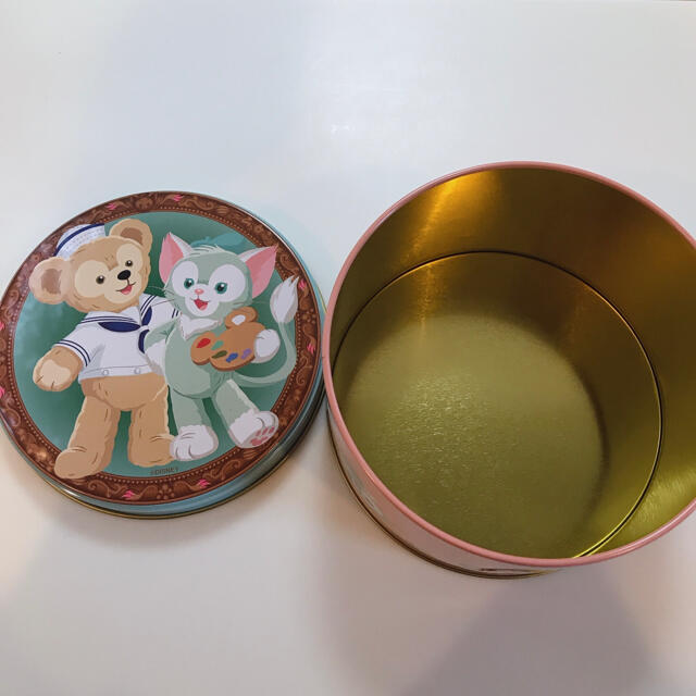 Disney(ディズニー)のディズニー　ダッフィー　缶 エンタメ/ホビーのおもちゃ/ぬいぐるみ(キャラクターグッズ)の商品写真