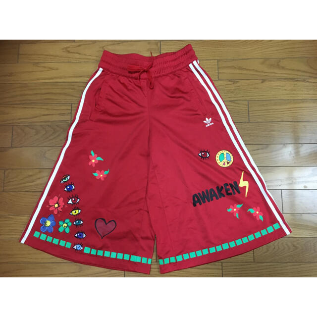 adidas(アディダス)の中古アディダス×ファレルウィリアムス短パン花柄Ｍ総柄 レディースのパンツ(ハーフパンツ)の商品写真