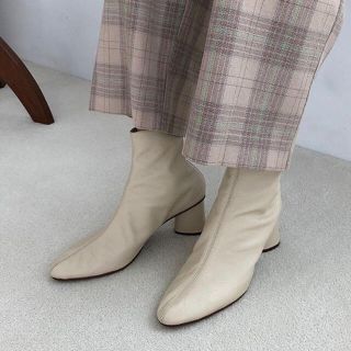 トゥデイフル(TODAYFUL)のSoftleather Boots ソフトレザーブーツ　エクリュ　白系　ショート(ブーツ)