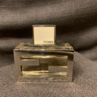 フェンディ(FENDI)のフェンディ　オードトワレ　香水30ml(香水(女性用))