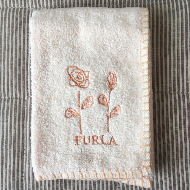 Furla(フルラ)の専用品　FURLA タオルハンカチ　2枚セット レディースのファッション小物(ハンカチ)の商品写真