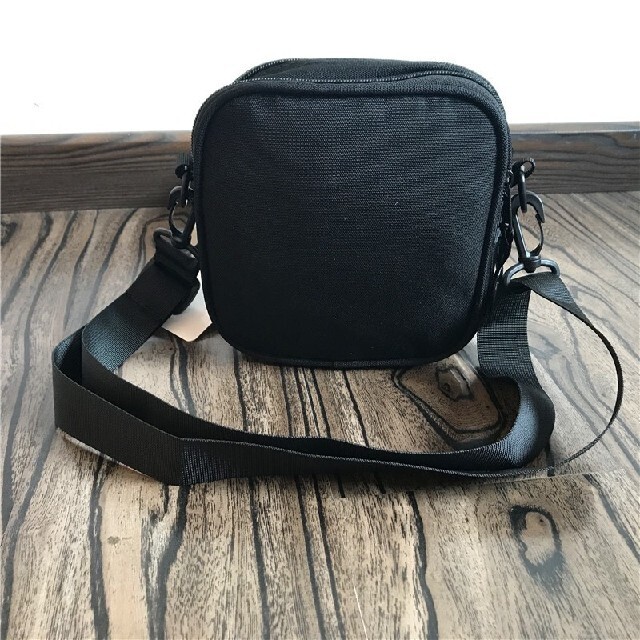 carhartt(カーハート)のカーハートショルダーバッグ　ブラック　外タグ内タグつき　新品未使用 メンズのバッグ(ショルダーバッグ)の商品写真