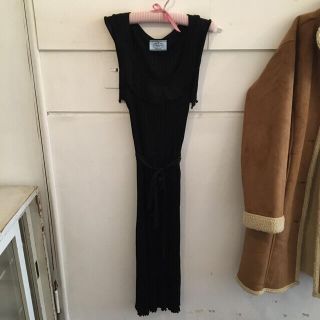 プラダ(PRADA)のPRADA black pleats dress.(ひざ丈ワンピース)