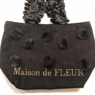 メゾンドフルール(Maison de FLEUR)の美品♡ファー付きフリルハンドルトートバッグ♡Ｓサイズ♡ブラック(トートバッグ)