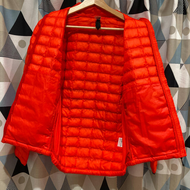 THE NORTH FACE(ザノースフェイス)の美品 ノースフェイス　レッドポイントベリーライトジャケット　S メンズのジャケット/アウター(ダウンジャケット)の商品写真