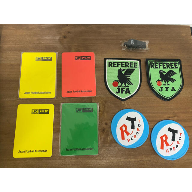 サッカー　審判セット　イエローカード2枚　レッドカード2枚　ワッペン4枚　笛 チケットのスポーツ(サッカー)の商品写真