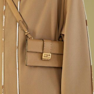 (大特価・期間限定)FENDI(フェンディ)バゲット スリム クラッチ