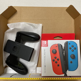 ニンテンドースイッチ(Nintendo Switch)のジョイコン　新品未開封 （L)ネオンレッド/(R)ネオンブルー 、グリップ(その他)