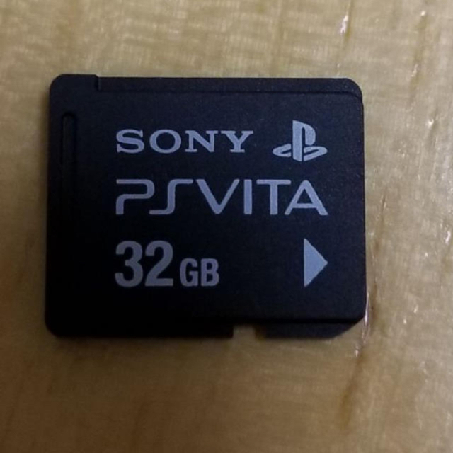 SONY PlayStationVITA 本体  ＋メモリーカード32G付 2