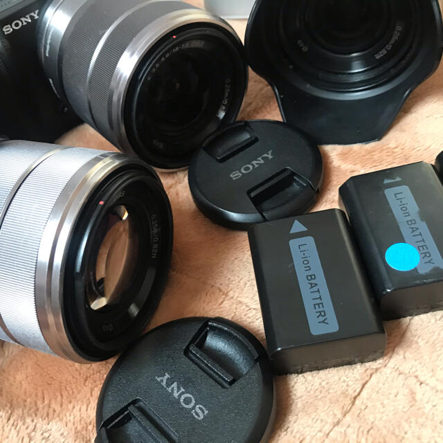 SONY(ソニー)のNEX-3、3台（ピンク、ブラック、ホワイト）充電池、充電器付き スマホ/家電/カメラのカメラ(ミラーレス一眼)の商品写真