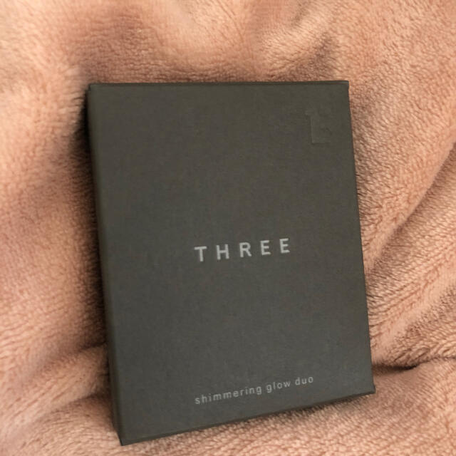 THREE(スリー)の新品未使用three スリーシマリンググローデュオ01ハイライトクリームチーク コスメ/美容のベースメイク/化粧品(コントロールカラー)の商品写真